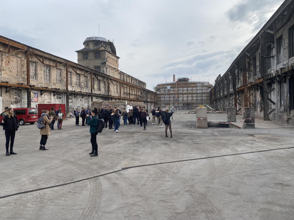 (TU Dresden) Studierende auf dem Hof der Kultfarik Dresden
