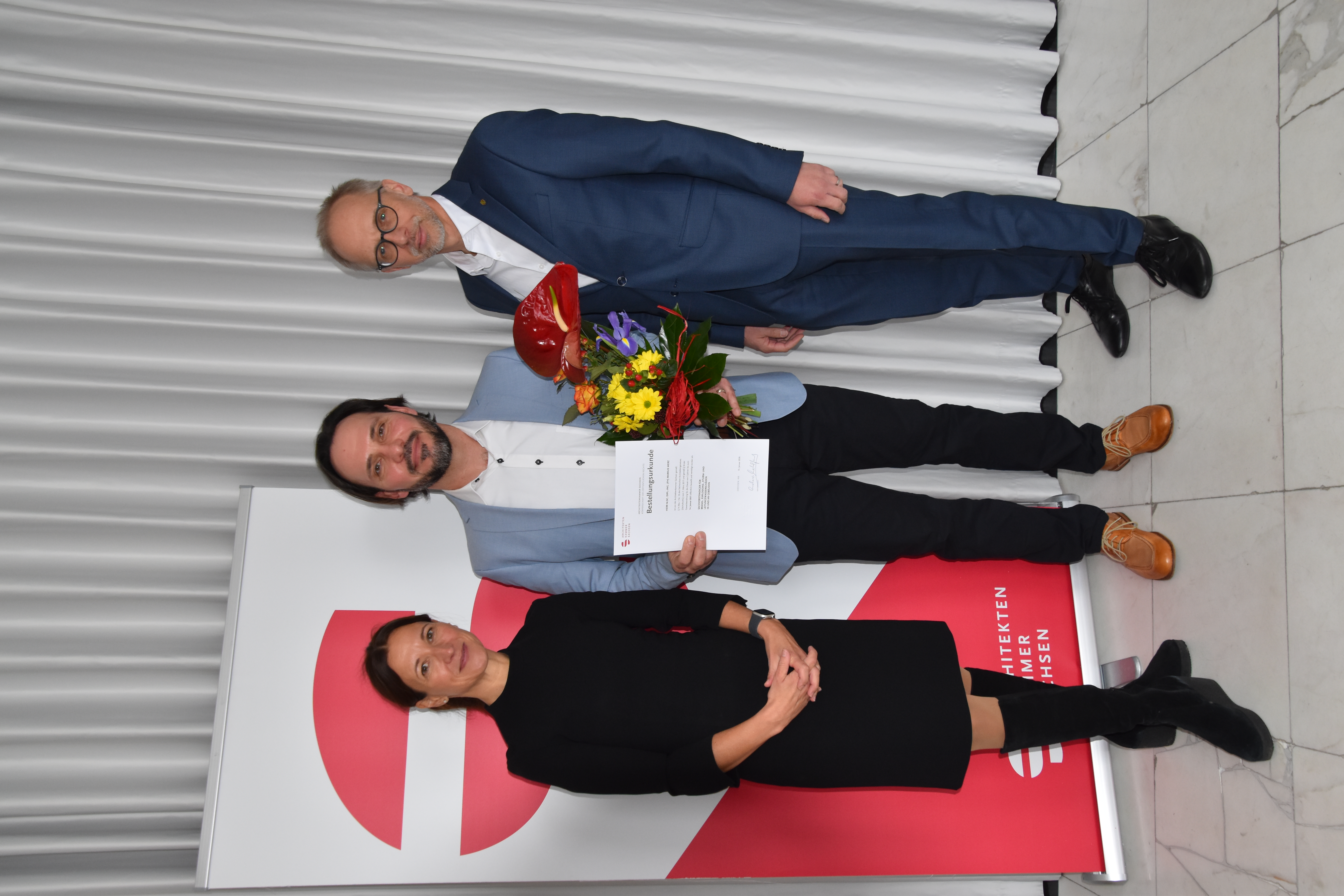 Jana Frommhold (Geschäftsführerin der Architektenkammer Sachsen), Dipl.-Ing. (FH) Markus Merz und Dipl.-Ing. Andreas Wohlfahrt (Präsident der Architektenkammer Sachsen) bei der Vereidigung.