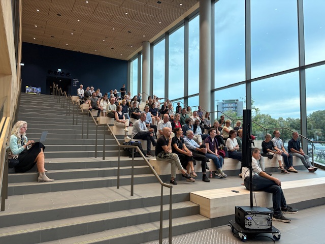 Rund 80 Teilnehmende erlebten auf den Stufen des Stadtforums Vorträge und Präsentationen zu BIM und anschließend eine exklusive Führung durch das Haus.