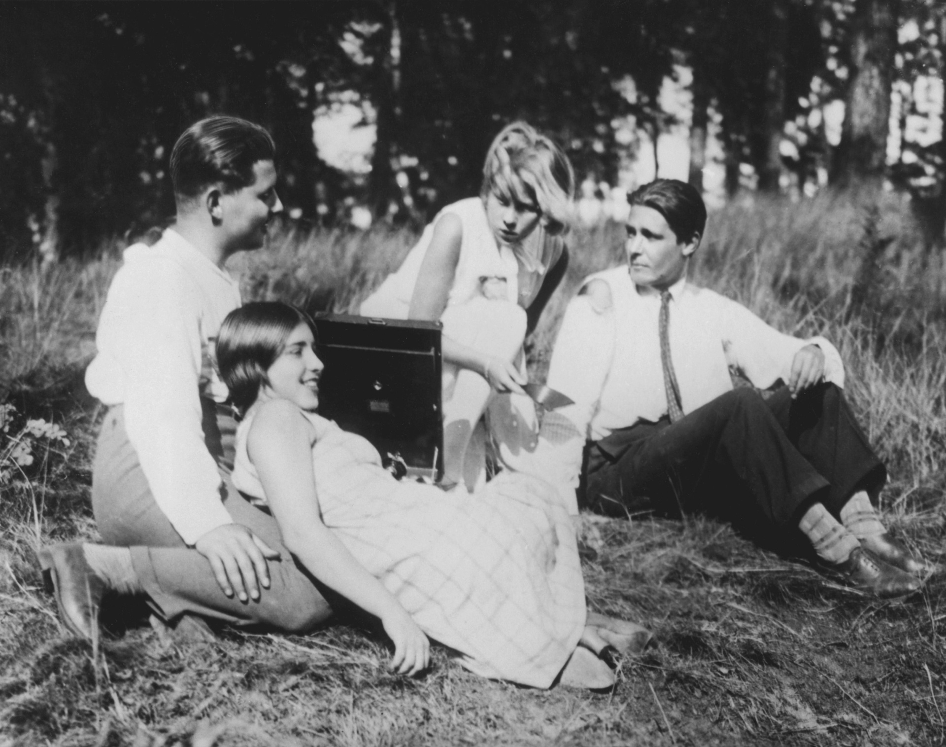 Ausschnitt aus dem Film: vier junge Menschen auf einer Wiese
