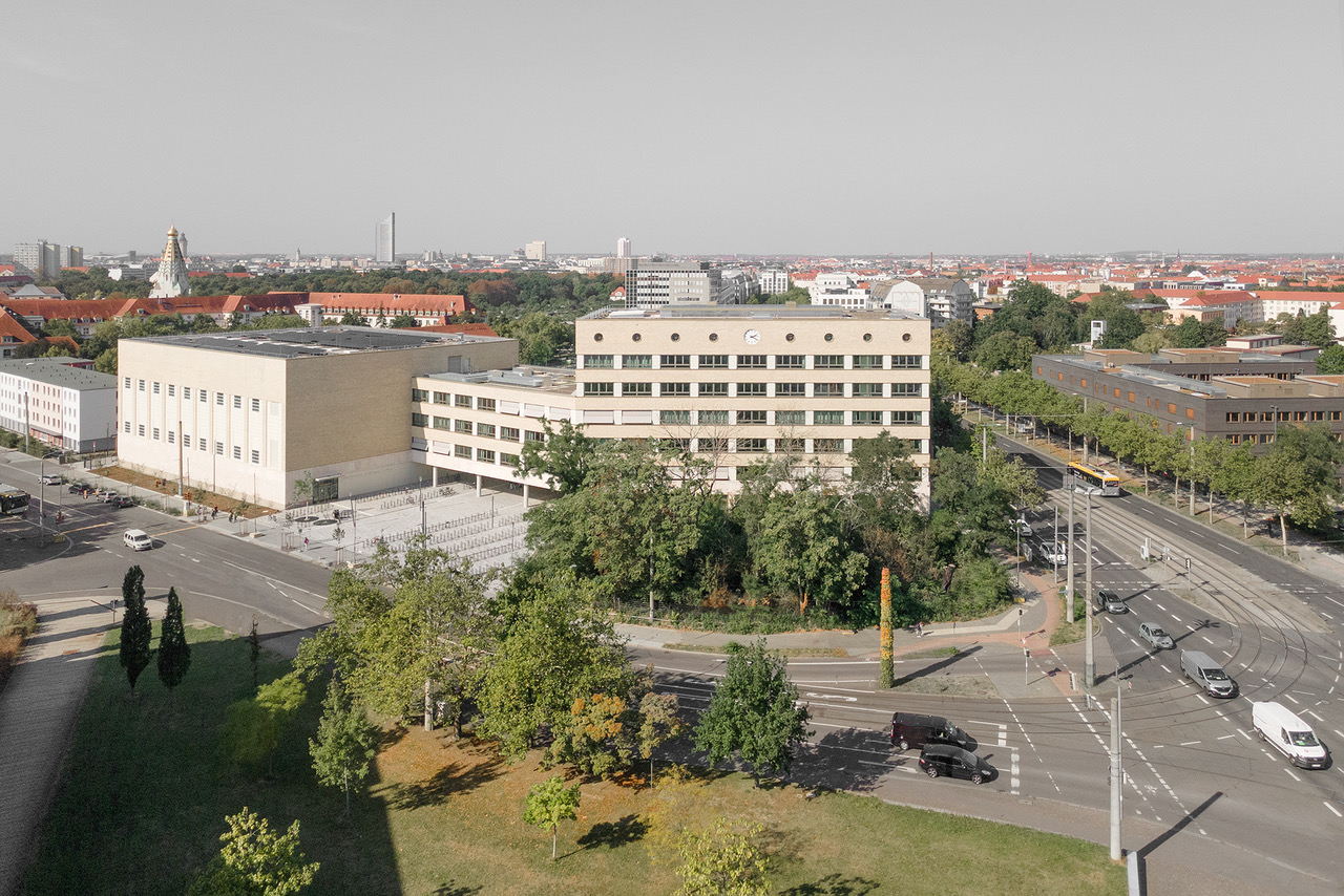 Johanna-Moosdorf-Schule an der Prager Spitze in Leipzig von Schulz und Schulz Architekten GmbH und r + b landschaft s architektur rossa rossa-banthien Landschaftsarchitekten PartGmbB 
