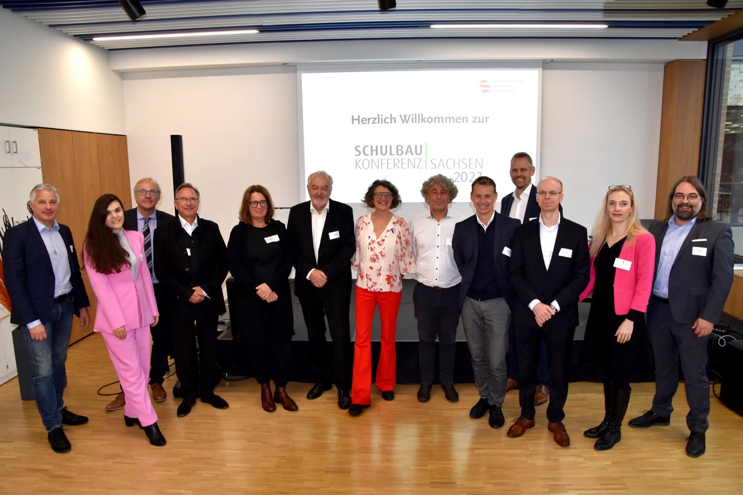 Unsere Referierenden und die beteiligten Mitglieder des Ausschusses Öffentlichkeitsarbeit bildeten ein super Team bei der Schulbaukonferenz. (Architektenkammer Sachsen) Unsere Referierenden und die beteiligten Mitglieder des Ausschusses Öffentlichkeitsarbeit bildeten ein super Team bei der Schulbaukonferenz.