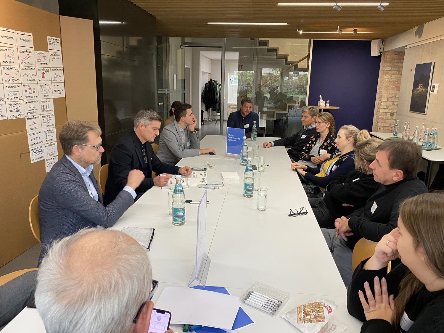 Die Teilnehmenden erarbeiten in kleinen Gruppen die drei Dachthemen. (Architektenkammer Sachsen) Die Teilnehmenden erarbeiten in kleinen Gruppen die drei Dachthemen.