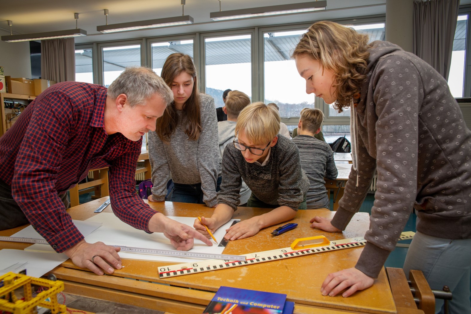Schüler:innen bekommen im Projekt Architektur macht Schule erste Grundlagen des Planens und Bauens vermittelt.