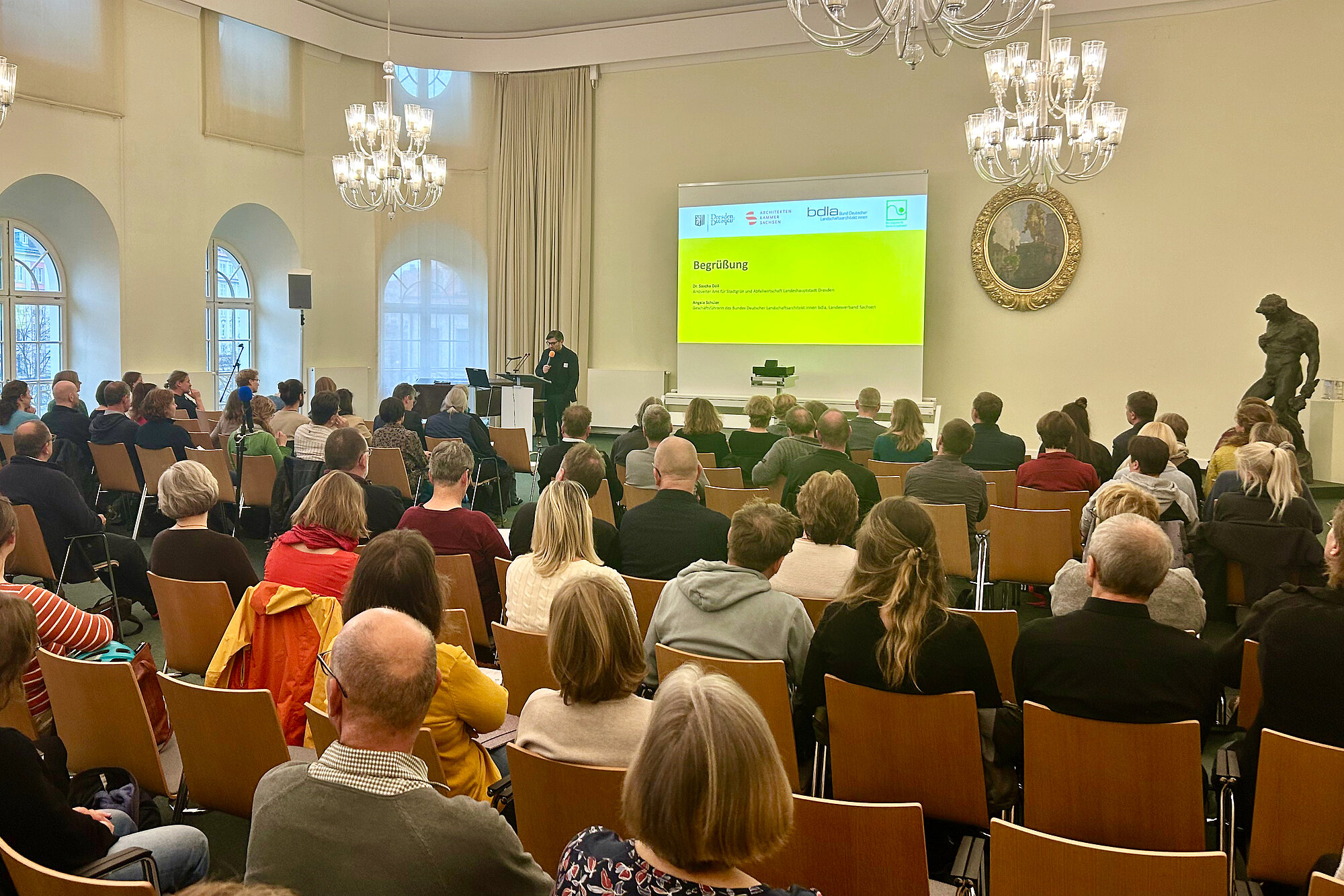 Dr. Sascha Döll, Amtsleiter des Amtes für Stadtgrün und Abfallwirtschaft Dresden, eröffnete das 29. Forum Stadtgrün Dresden im Stadtmuseum mit einem Grußwort.