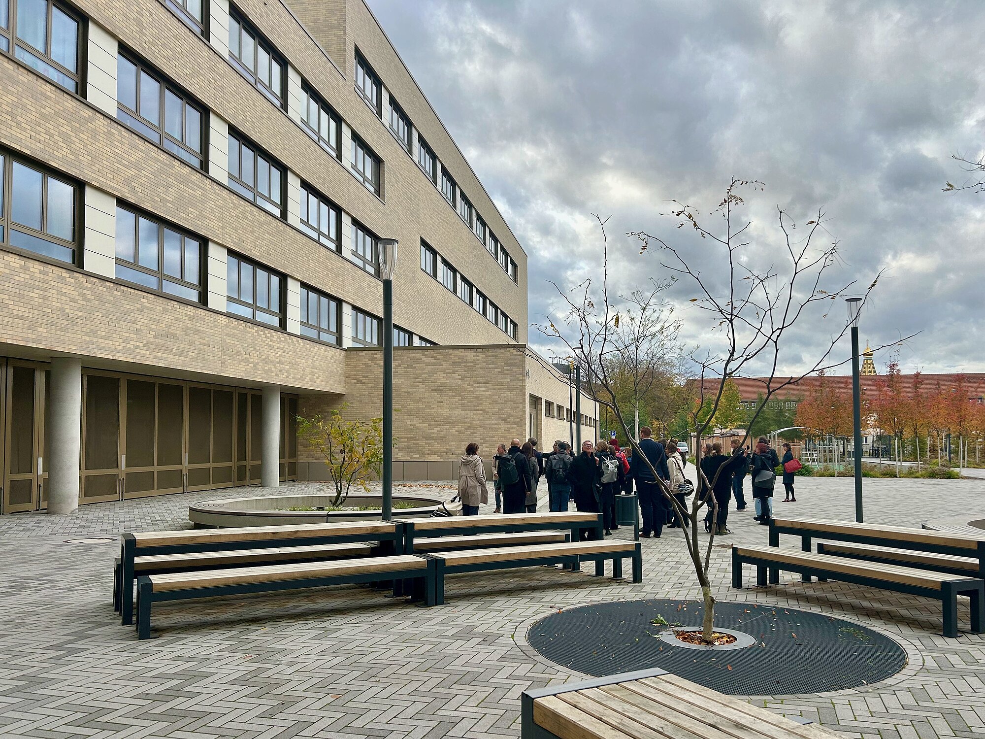 In den Führungen konnten die Teilnehmenden die Schule live erleben und mit den Planenden des Gebäudes und der Außenanlagen ins Gespräch kommen