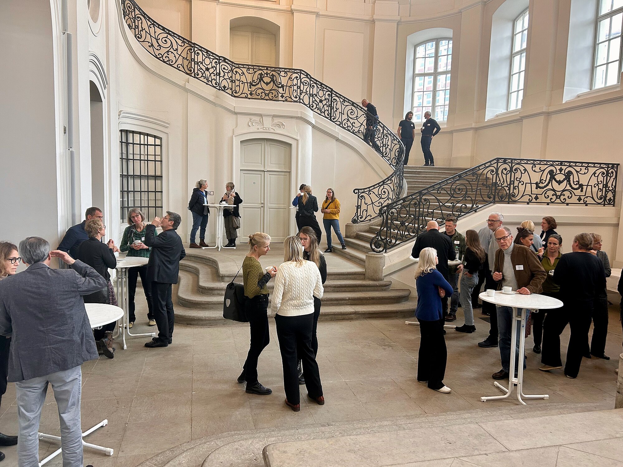 Angeregter Austausch zwischen den Teilnehmer:innen zwischen den Programmpunkten (Architektenkammer Sachsen) Angeregter Austausch zwischen den Teilnehmer:innen zwischen den Programmpunkten