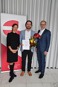 Jana Frommhold (Geschäftsführerin der Architektenkammer Sachsen), Dipl.-Ing. (FH) Markus Merz und Dipl.-Ing. Andreas Wohlfahrt (Präsident der Architektenkammer Sachsen) bei der Vereidigung.