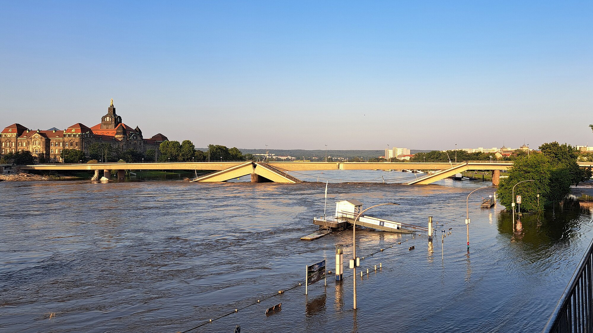 Blick auf die eingestürzte Carolabrücke