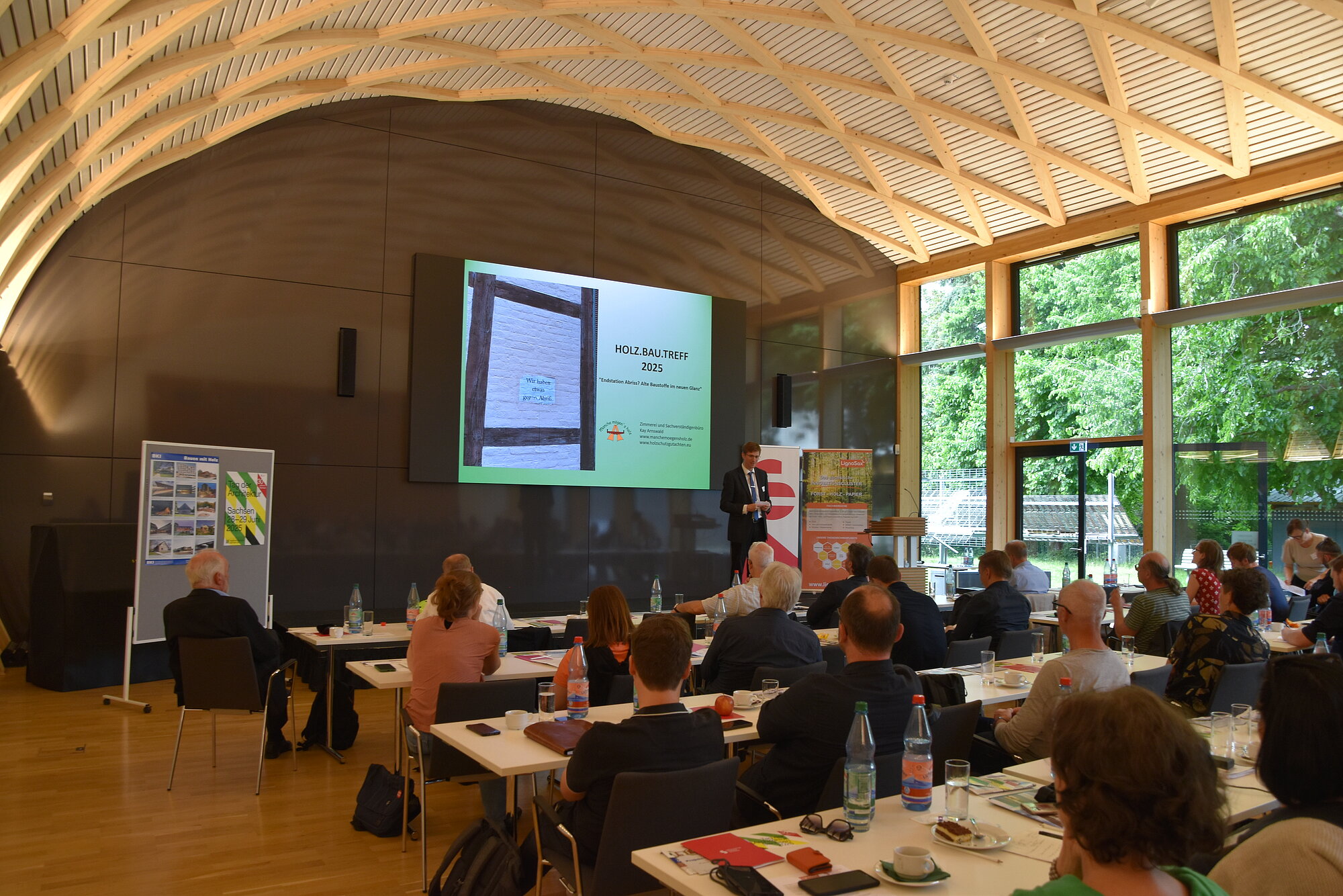 Den Holz.Bau.Treff Sachsen veranstalten Architektenkammer Sachsen und LignoSax e.V. regelmäßig im Institut für Holztechnologie Dresden.