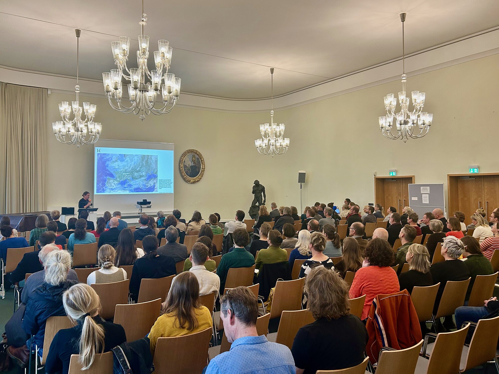 Tobias Baldauf, Landschaftsarchitekt und Stadtplaner, bauchplan ).(, München, bei seinem Vortrag „#schwammdrunter – form follows climate!“ (Architektenkammer Sachsen) Tobias Baldauf, Landschaftsarchitekt und Stadtplaner, bauchplan ).(, München, bei seinem Vortrag „#schwammdrunter – form follows climate!“