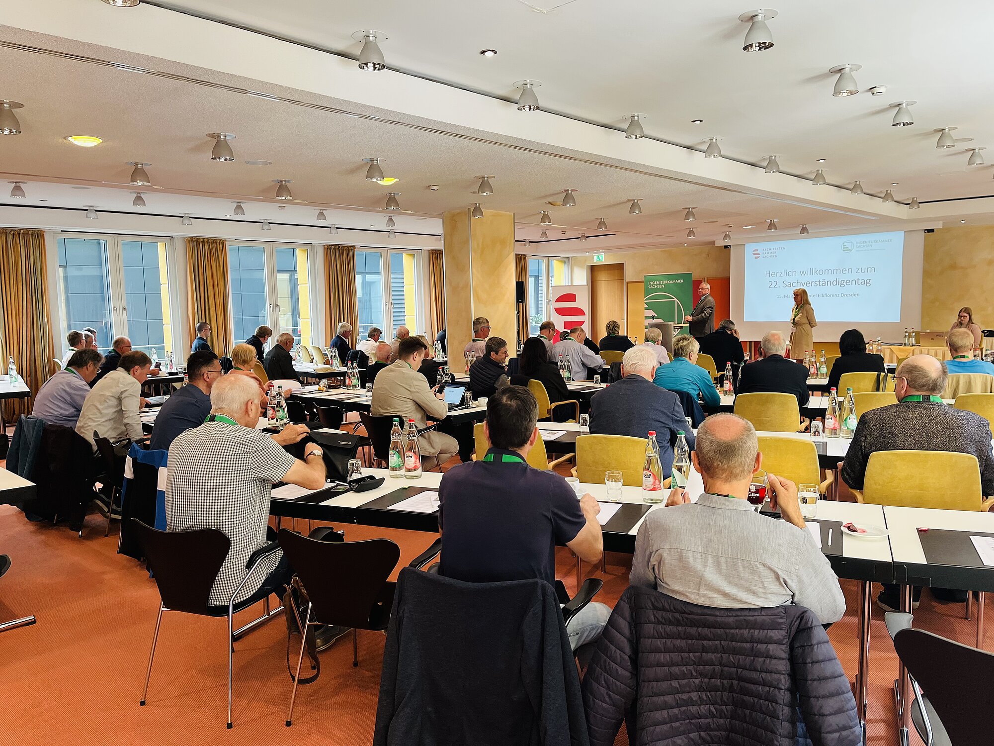 Rund 90 Teilnehmende erlebten einen ausgebuchten 22. Sachverständigentag 2025 mit aktuellen Impulsen und intensivem kollegialem Austausch in Dresden.